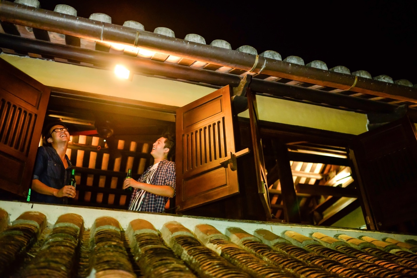     Đi qua những con phố nhộn nhịp đầy màu sắc, Harry bất ngờ phát hiện ra Q Bar. Anh không khỏi ngỡ ngàng trước sự giao thoa không gian cổ điển xen lẫn hiện đại ở nơi này. Một buổi tối ngồi cùng cậu bạn thân thưởng thức không gian trong lành, âm nhạc hảo hạng và chuyện trò rôm rả trở thành ấn tương khó quên với Harry.