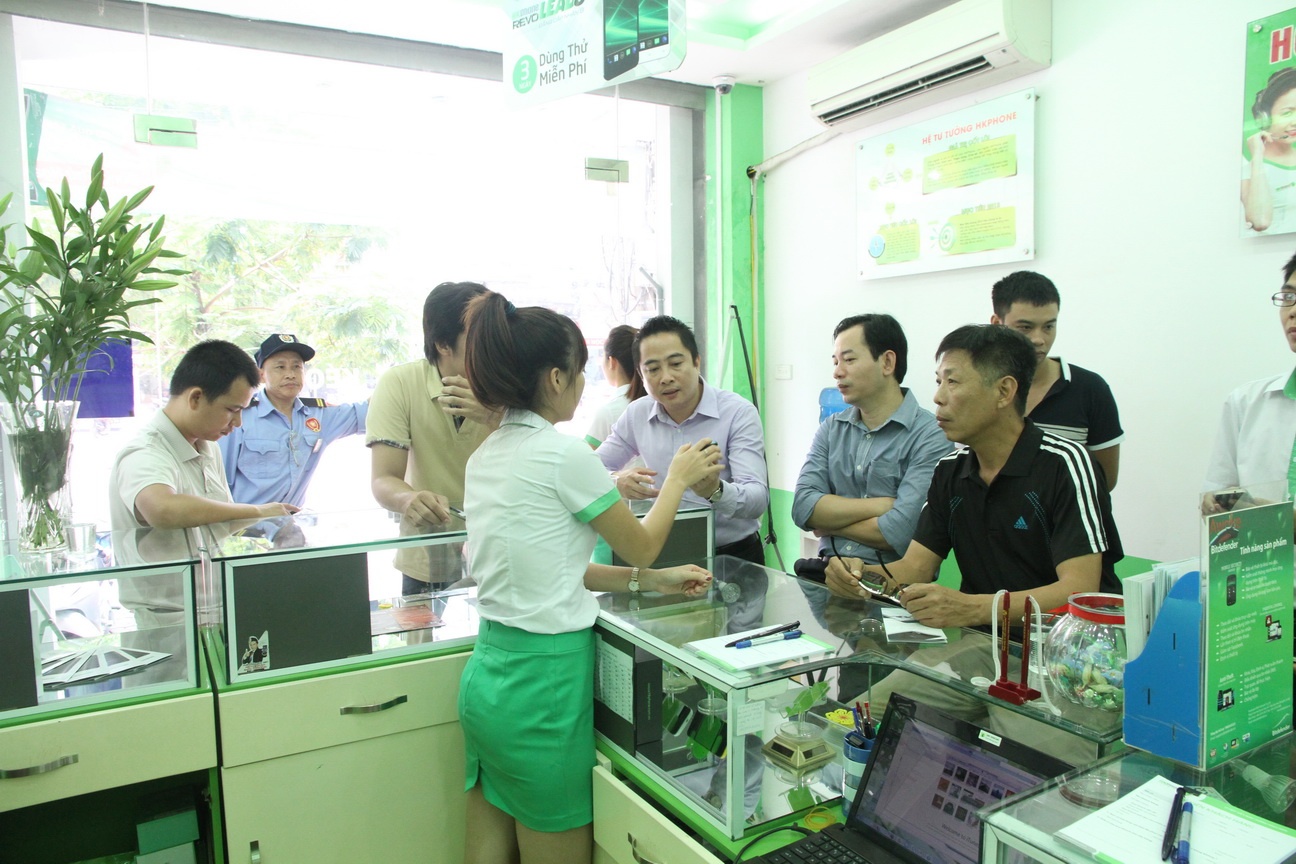 Nguoi dung smartphone so len doi, chuong may gia re hinh anh