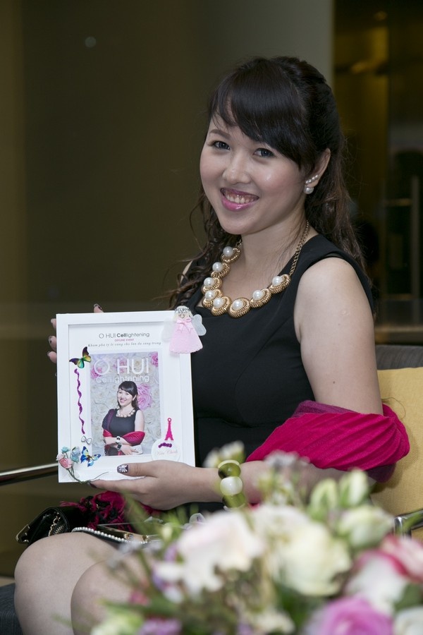 Khách hàng Lê Thị Kiều Chinh với khung ảnh tự thiết kế.