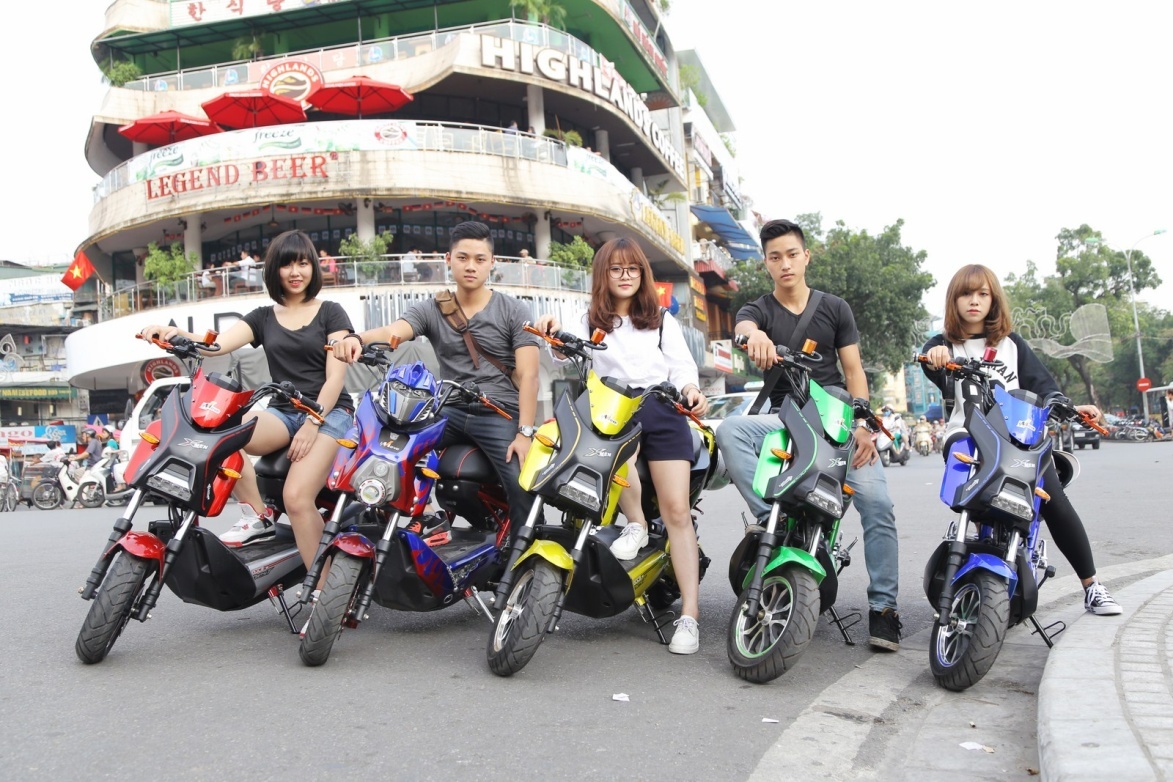 Vi vu dao pho cung xe dien thoi trang hinh anh