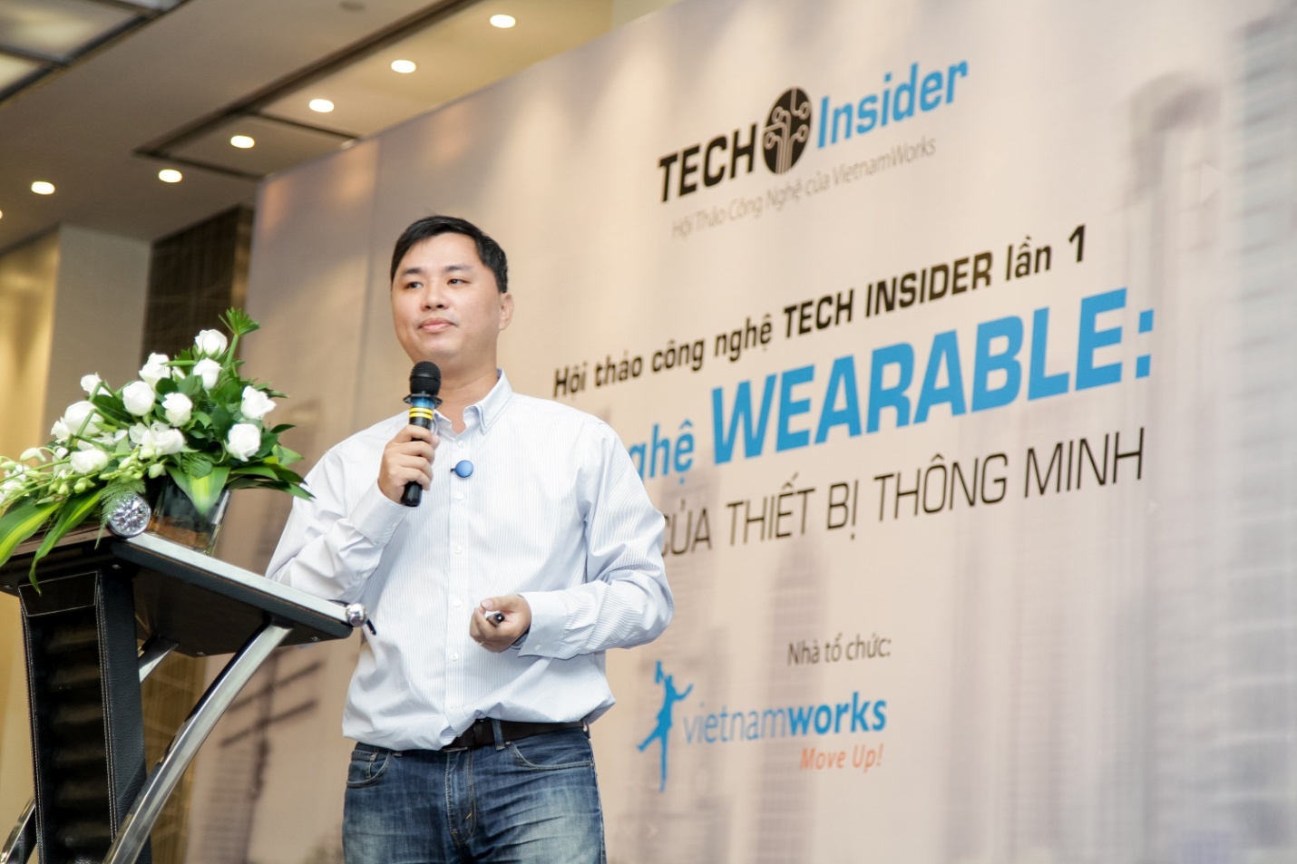 Ông Nguyễn Quang Huy trình bày về công nghệ wearable.