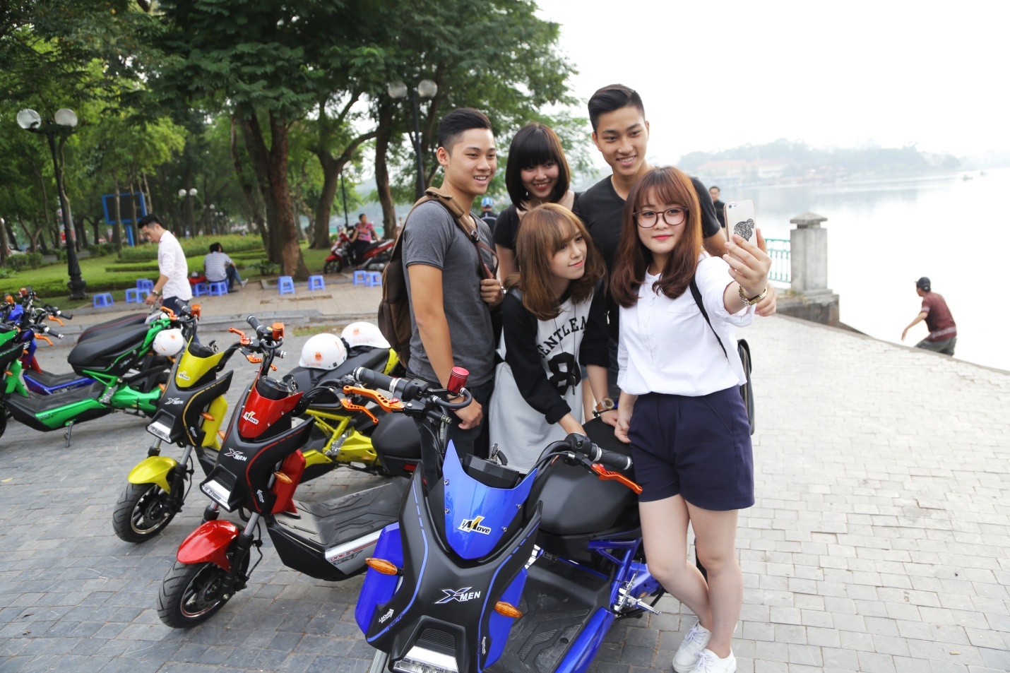 Chiếc xe còn như một phụ kiện thời trang, giúp bạn nổi bật hơn trong những shoot hình.