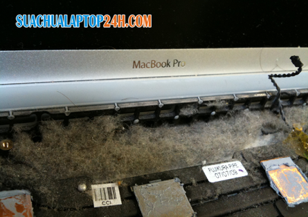 Bụi bẩn phủ khắp trên thân máy và mainboard.