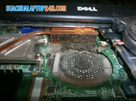 Bụi bẩn len lỏi bao trùm khắp trên thân mainboard.