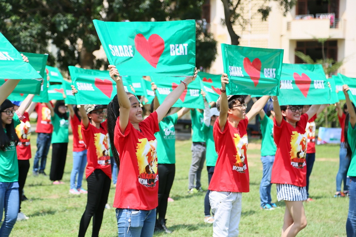Ofan hòa cùng fan của Mỹ Tâm nhảy flashmob cổ vũ Heart beat.
