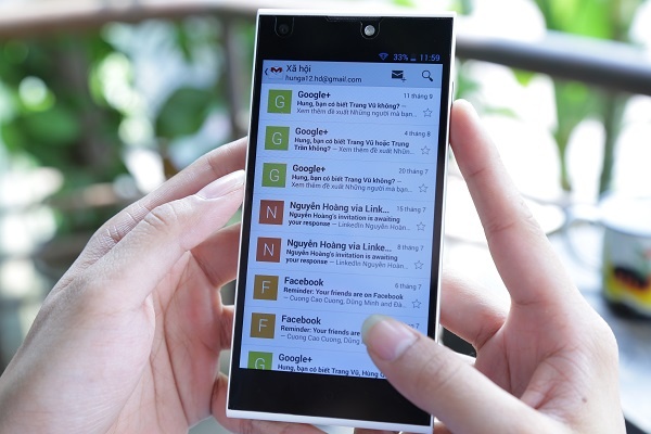 Smartphone ngoai co giet chet thuong hieu Viet? hinh anh