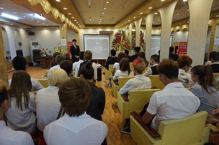 Chuyên gia hàng đầu về tóc trực tiếp giảng dạy cho học viên.