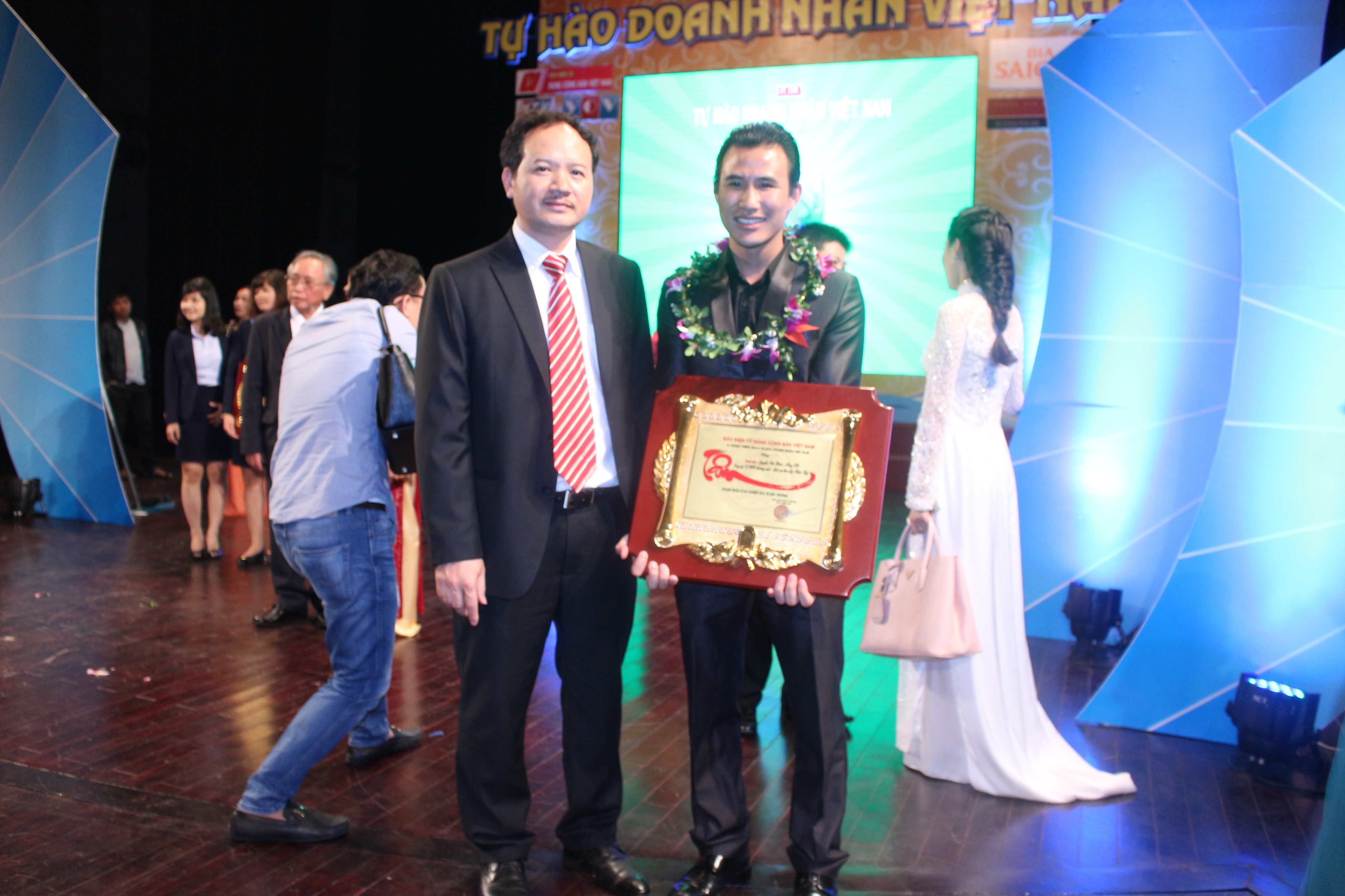 Anh Nguyễn Văn Thảo chụp ảnh lưu niệm với khách mời trong sự kiện.