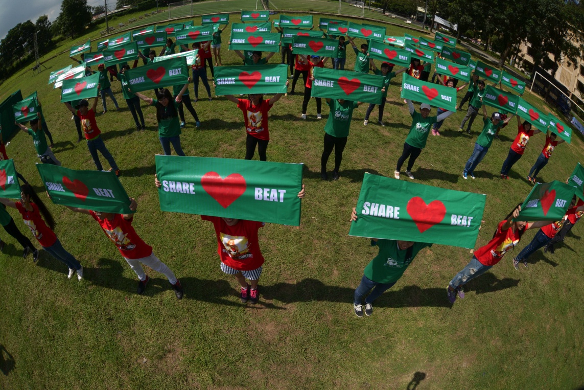 Hàng trăm bạn trẻ cuồng nhiệt với điệu nhảy ủng hộ Heart beat.