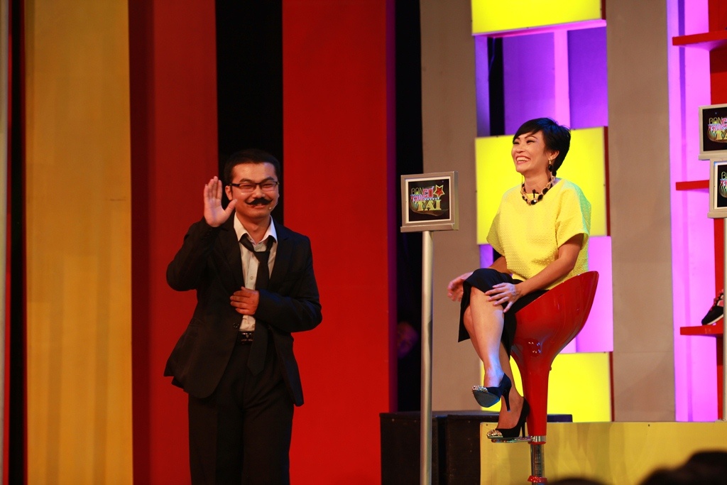 Phuong Thanh bat ngo duoc thi sinh hon tay tren san khau hinh anh