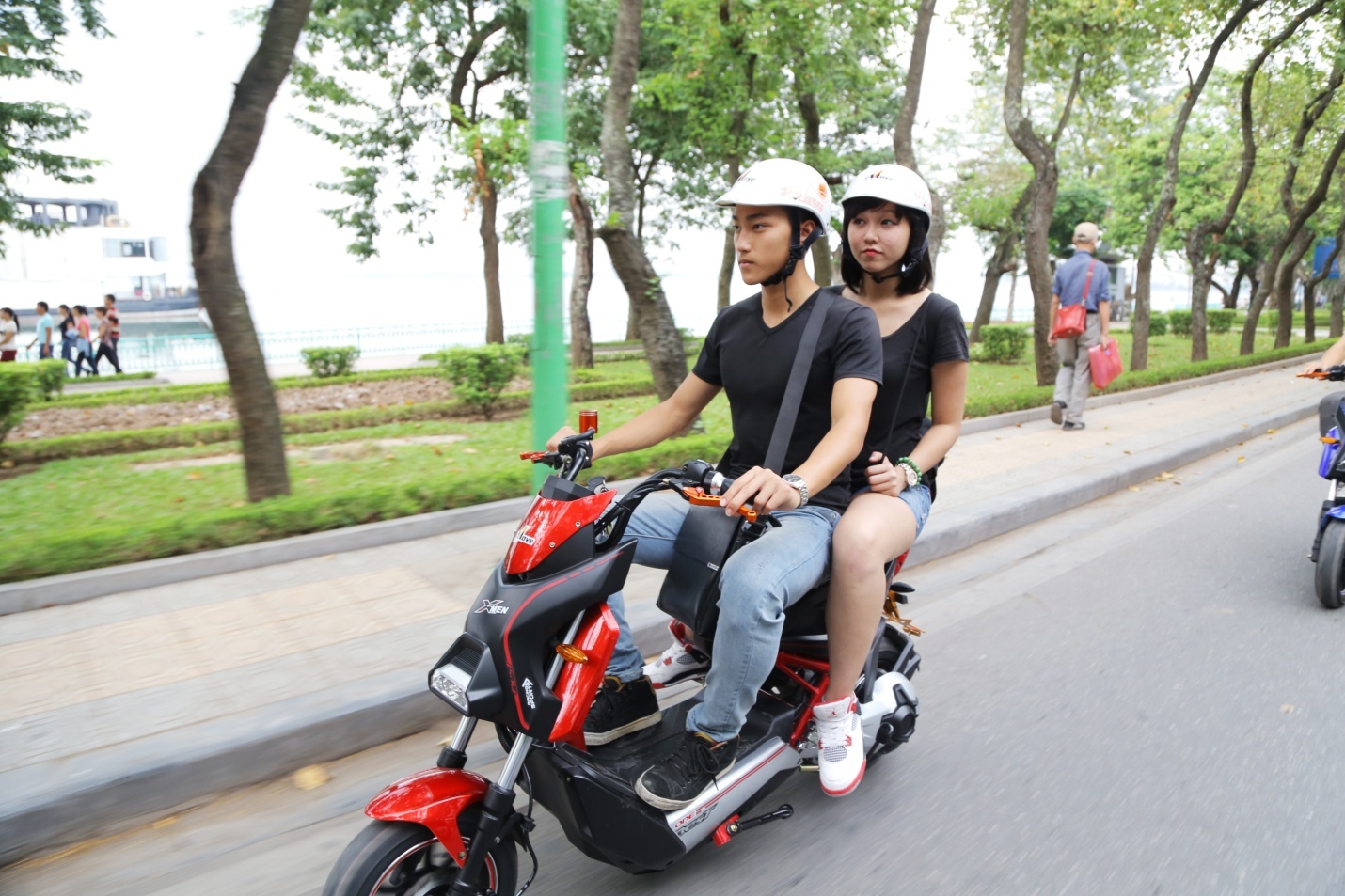 Phuong tien di chuyen thoi trang cua gioi tre hinh anh