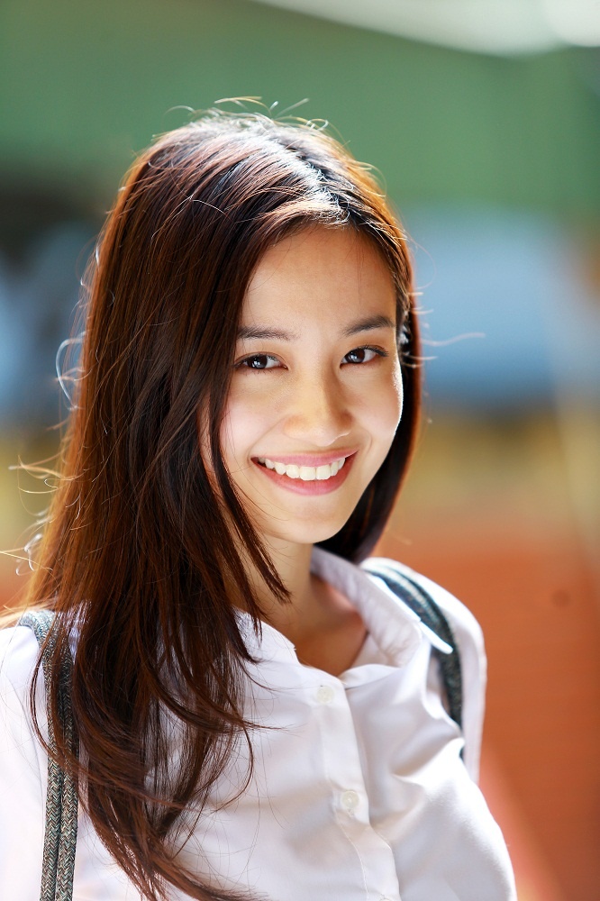 Jun Vũ (Vũ Phương Anh) - hot girl sinh năm 1995, nổi lên từ những TVC quảng cáo của xứ Chùa Vàng Thái Lan. Sở hữu vẻ đẹp tự nhiên, cân đối và nụ cười thiên thần rạng rỡ, Jun Vũ càng trở nên xinh đẹp hơn khi mặc đồng phục là chiếc áo sơ mi trắng giản dị.