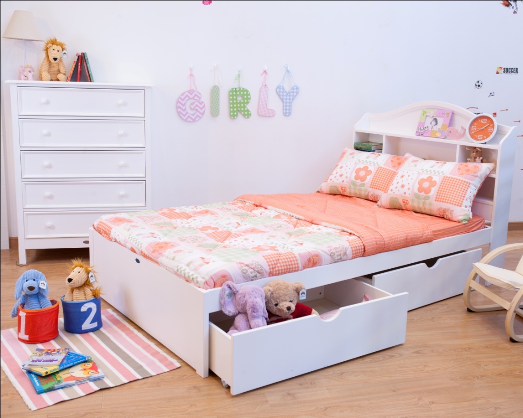 Giường Nanakids Sb Collection đi kèm tủ đầu giường làm nơi lưu trữ sách vở, đồ dùng.