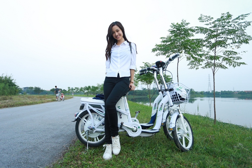 Hot girl Viet mac dong phuc gian di va xinh xan hinh anh