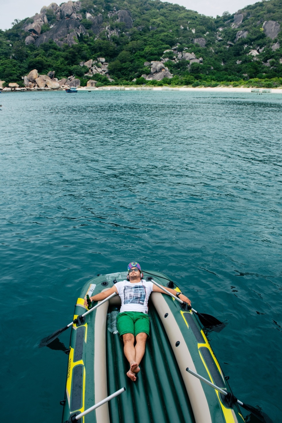 Tận hưởng khoảnh khắc thư giãn giữa bao la sóng biển.