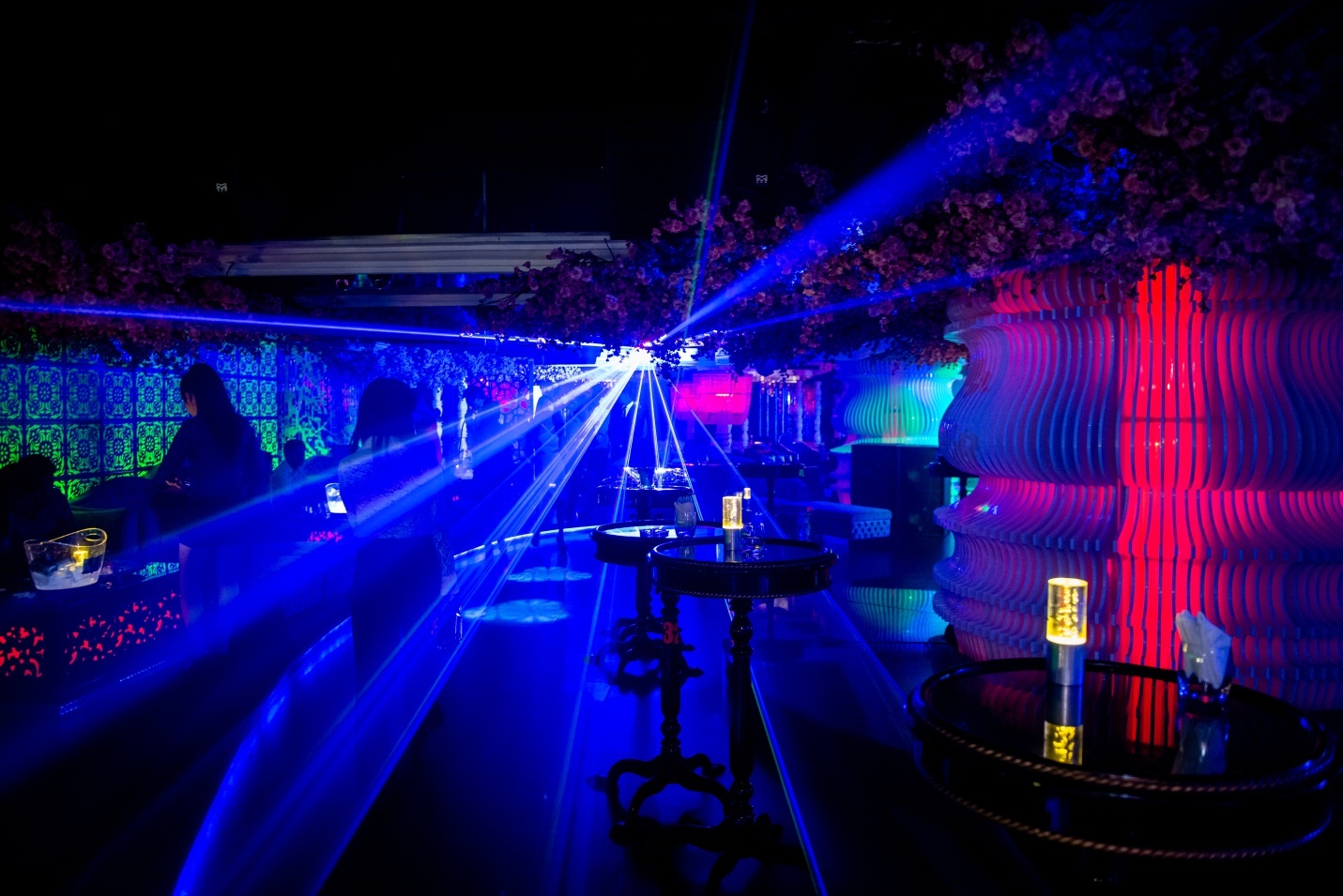 Ánh sáng của Eva Lounge được thiết kế độc đáo, làm nổi bật các họa tiết sống động trong không gian.