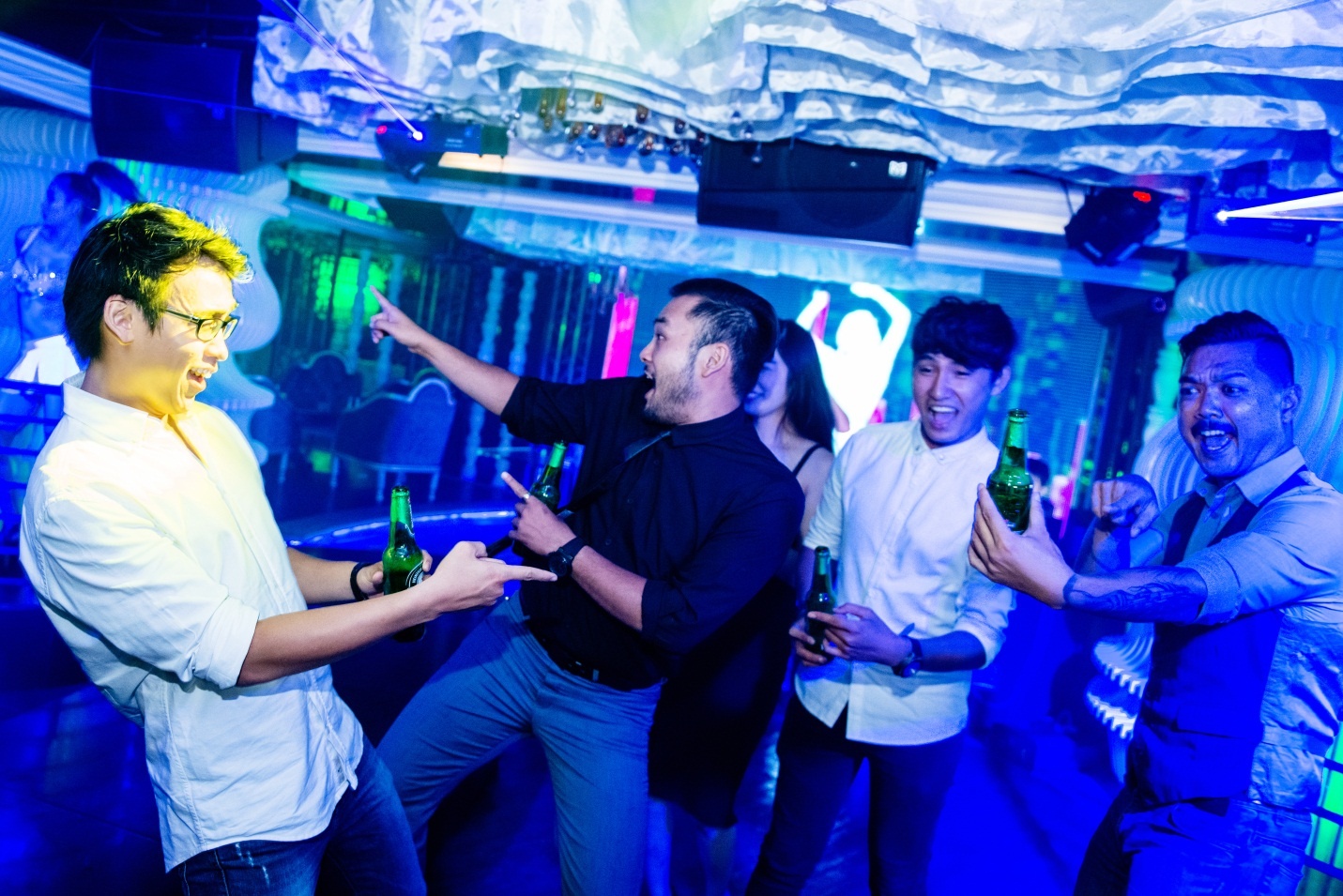       Trải nghiệm cuộc sống về đêm với âm nhạc và sắc màu.          