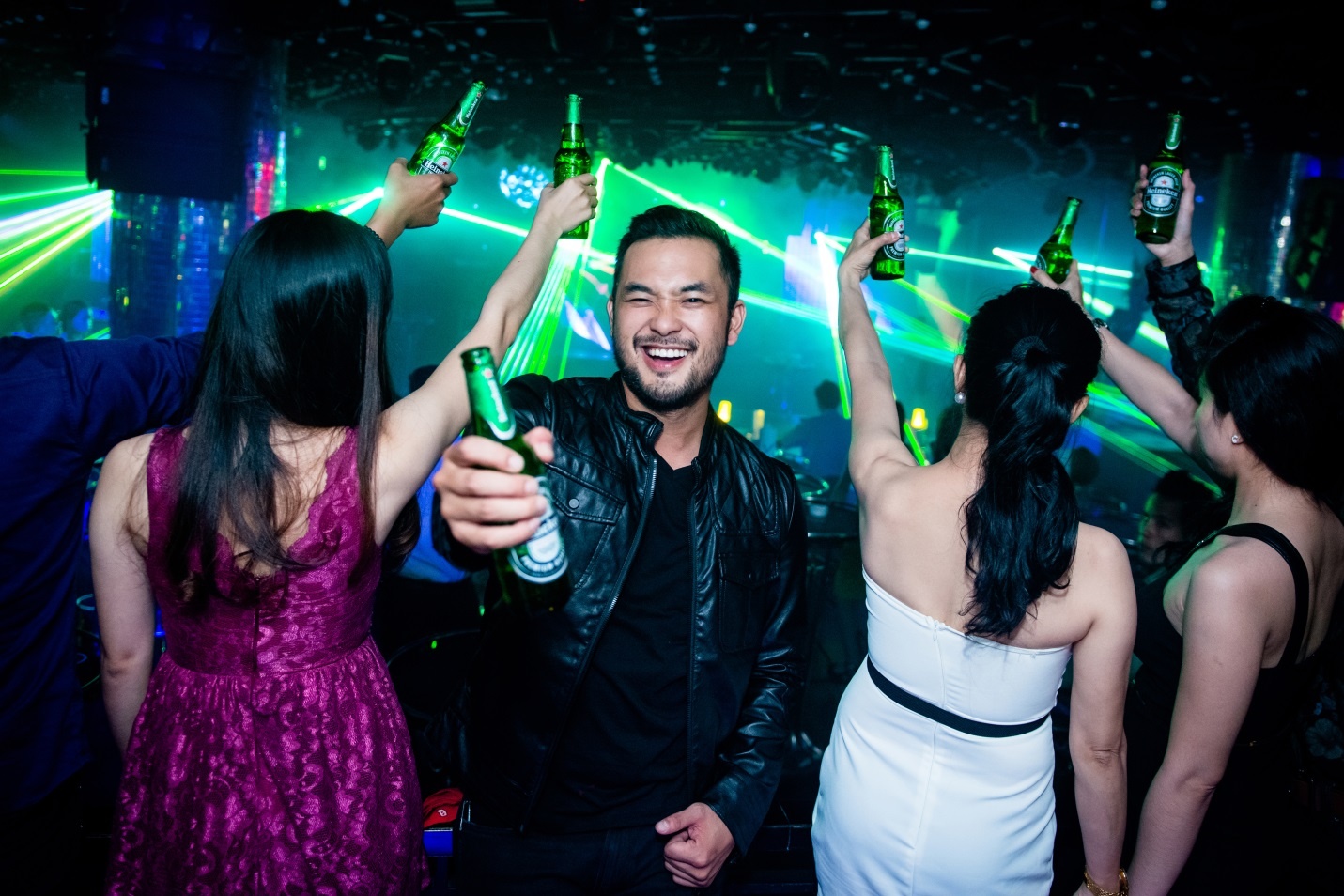 Khuấy động không khí sôi động của Nha Trang về đêm.