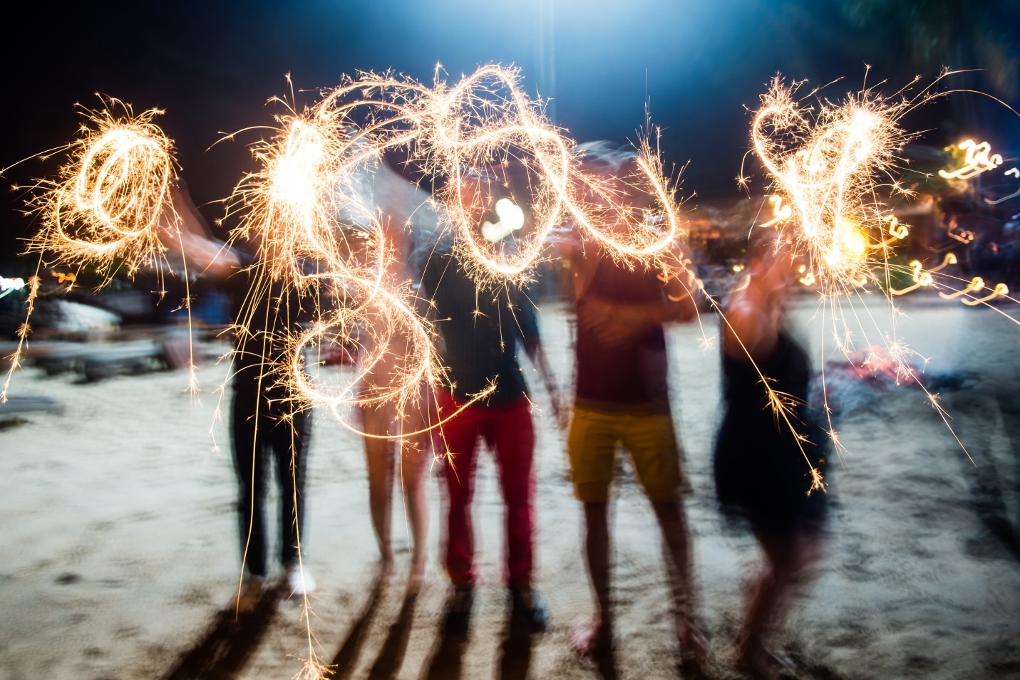 Những bữa tiệc đầy màu sắc của với âm nhạc sống động cùng pháo hoa rực rỡ sẽ khuấy động chuyến hành trình của bạn.