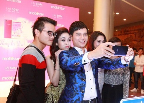 MC Danh Tung - Thuy Linh giao luu voi khan gia BHYT hinh anh