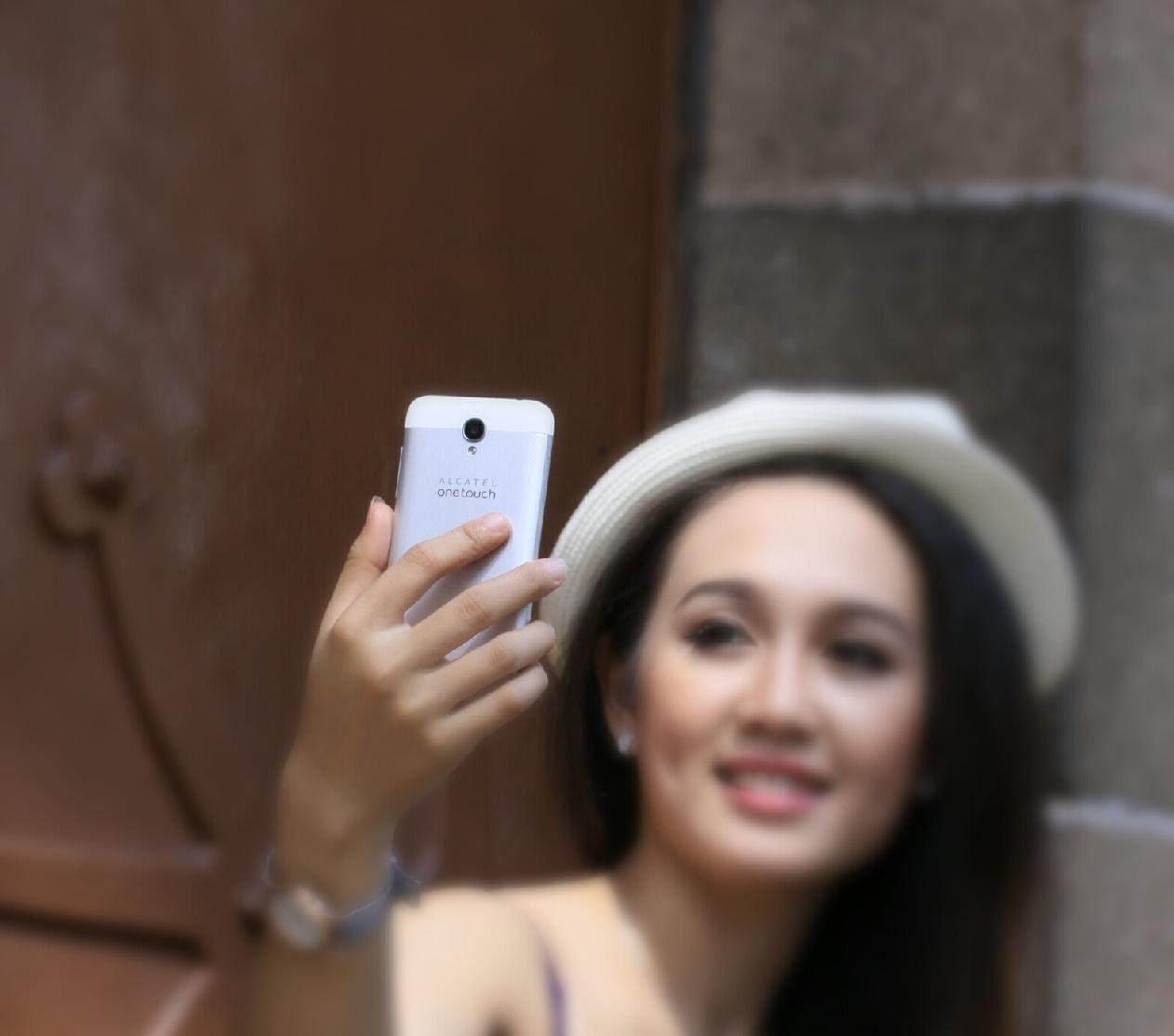 Idol 2 Mini là smartphone phù hợp với các bạn trẻ năng động và thích thời trang.