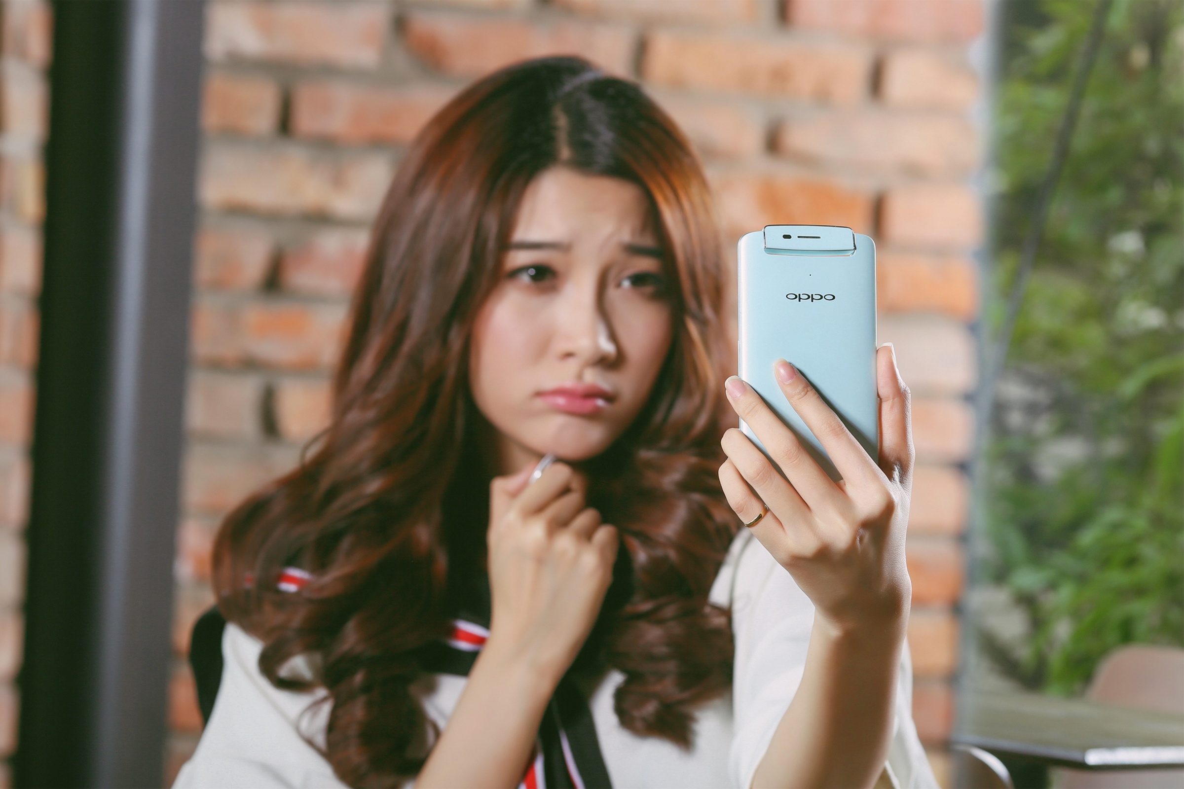 Chiếc áo freesize cách điệu kiểu thủy thủ, mái tóc uốn lọn bồng bềnh cùng lối trang điểm nhẹ nhàng giúp phái đẹp tạo sức hút với người đối diện. 