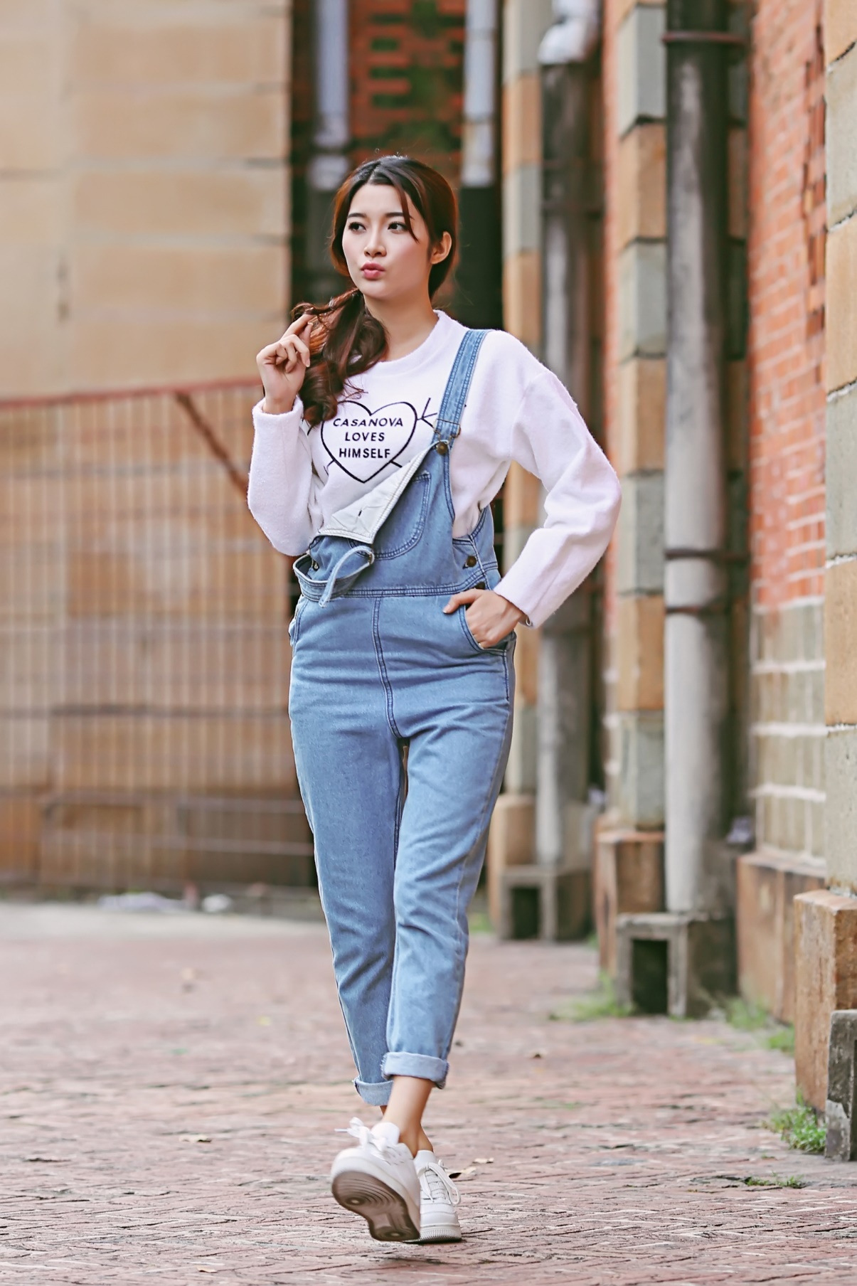      Tinh nghịch và khỏe khoắn với kiểu quần jeans yếm, áo sweater tay dài kết hợp với giày thể thao, tông màu nhạt để làm nổi bật sự tươi trẻ của người mặc.