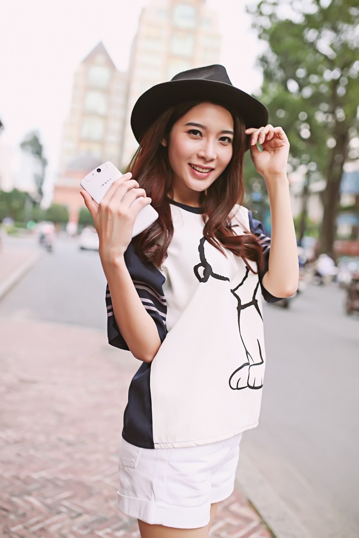 Short trắng và áo T-shirt in họa tiết dễ thương tạo nên phong cách teen nhí nhảnh. Với set đồ không quá phức tạp, kiểu tóc cực kỳ đơn giản, thêm một chiếc mũ feroda sẽ tạo điểm nhấn rõ nét hơn cho các bạn gái.