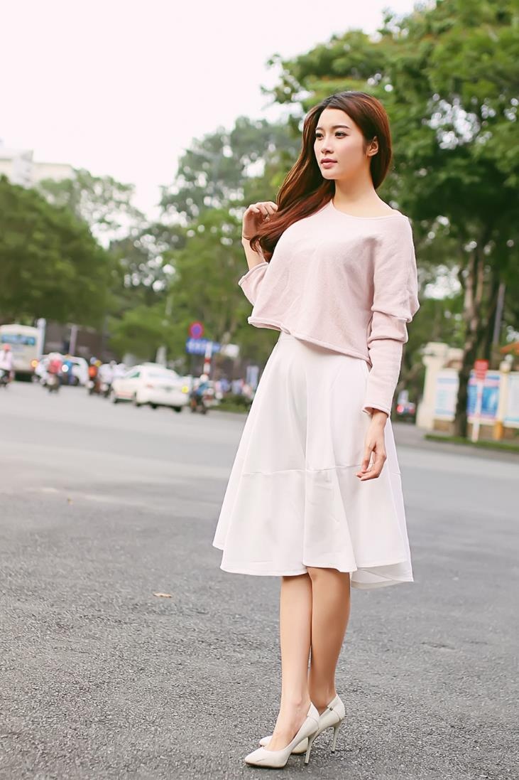      Trang phục gọn nhẹ như áo kiểu và váy chữ A, xõa tóc nhẹ nhàng thích hợp cho một ngày cuối tuần đi dạo cùng bạn bè.   