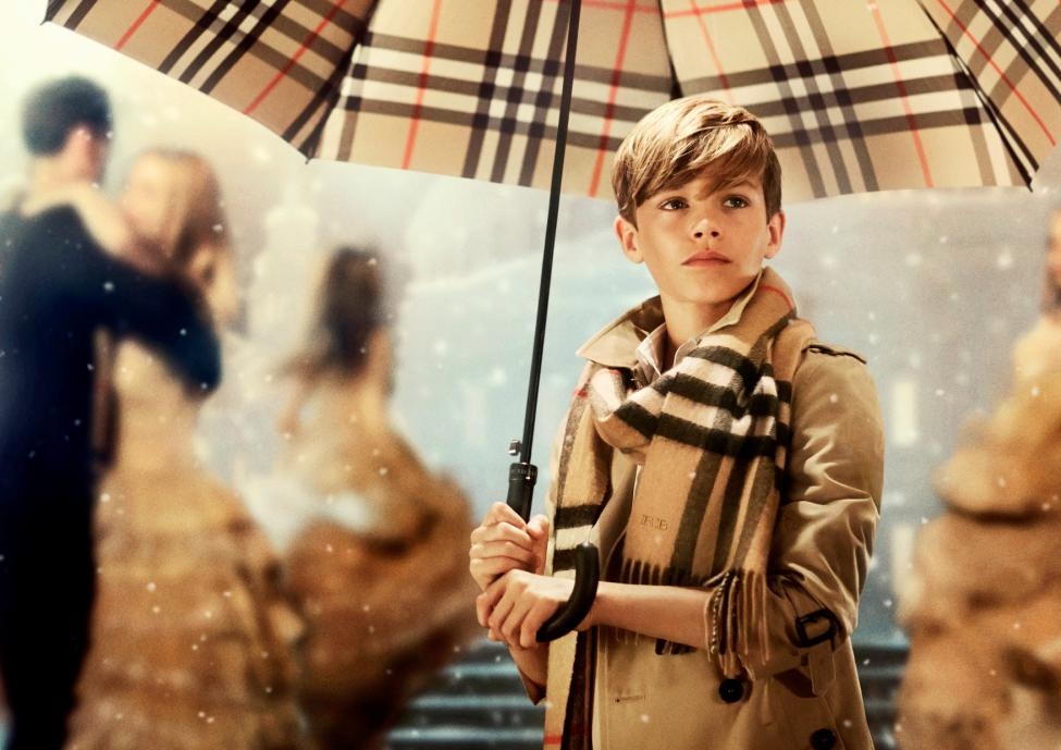 Romeo Beckham banh bao trong phim ngan cua nha Burberry hinh anh