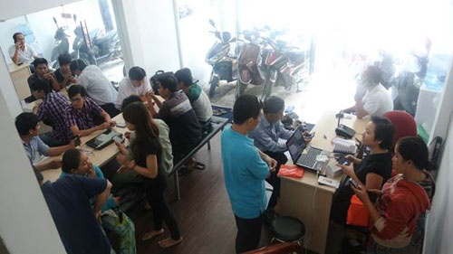 Cảnh mua bán tấp nập tại showroom.