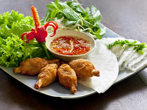 Yellow Umbrella - diem tru chan yen a giua nang he o Sai Gon hinh anh