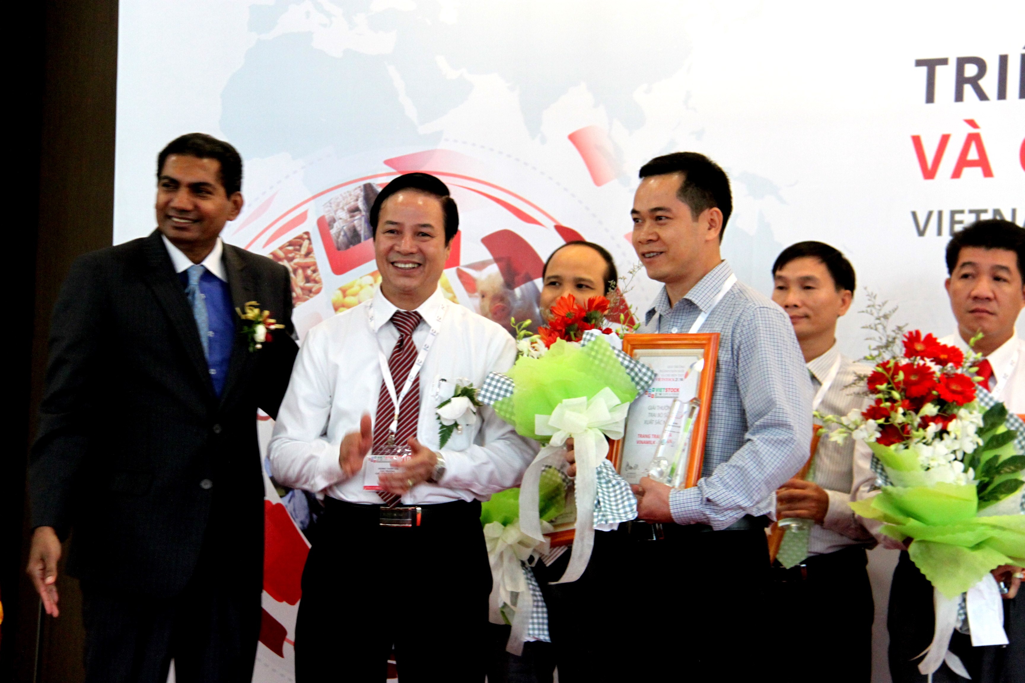 Trang trai Vinamilk nhan giai 'Trang trai bo sua xuat sac' hinh anh