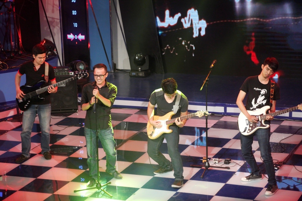 Nhac si Ho Hoai Anh hai huoc tren ghe nong 'Gia dinh tai tu' hinh anh