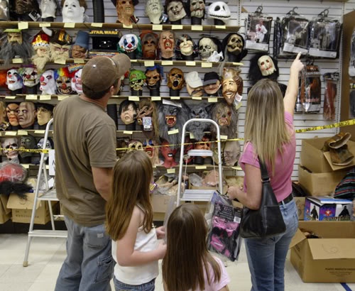 Săn hàng độc với hàng trăm phụ kiện Halloween tại Chợ Âm Phủ của Đầm Sen.