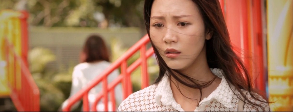 Và bỏ lại cô nàng với sự hoang mang ngỡ ngàng.