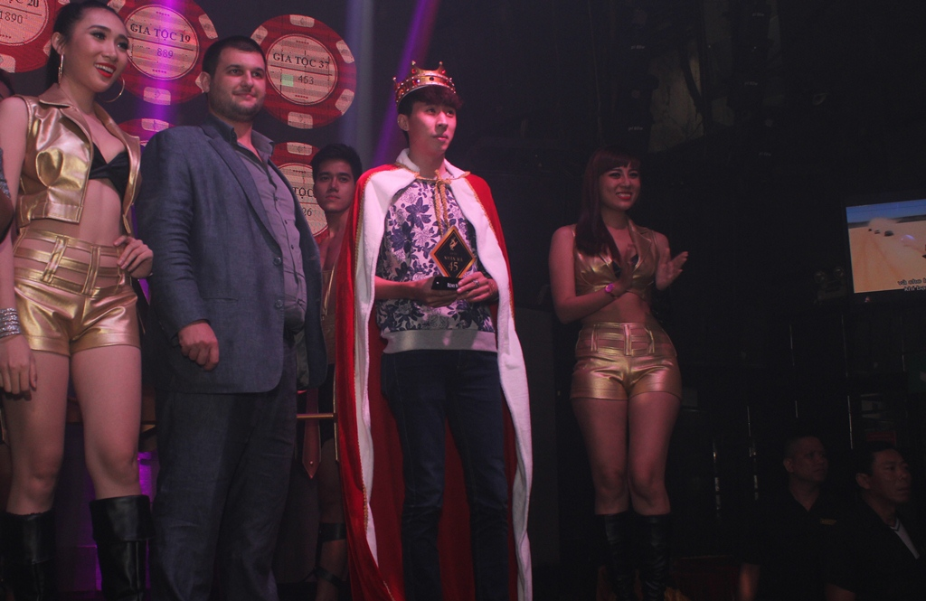 “Thủ Lĩnh Đêm Nhân Mã” bên cạnh đại diện của Rémy Cointreau.