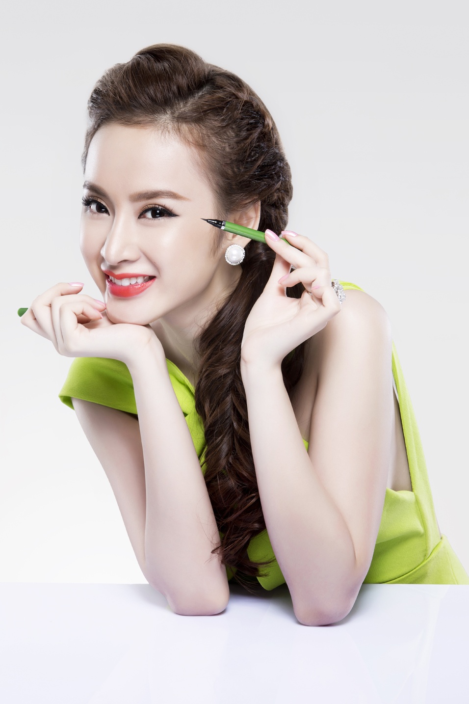 Kẻ mắt nước Mira tinh chất trà xanh không lem, nét mảnh cực kỳ an toàn với da nhạy cảm hoặc bạn gái mê kính áp trong như Trinh.