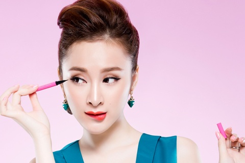 Angela Phương Trinh thỏa sức sáng tạo các kiểu trang điểm với kẻ mắt nước Mira True Lasting với ngòi thanh gọn, tạo nét vẽ mảnh, mịn. Màu mực đen tuyền suốt 24h, không lem.