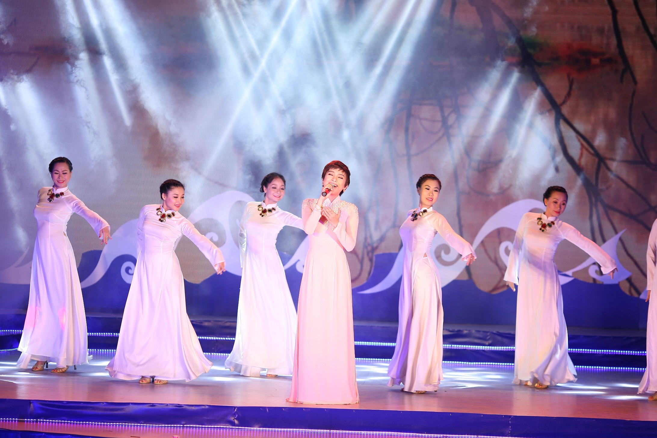 Duong Quoc Hung trinh dien giao luu voi cac nuoc SNG hinh anh