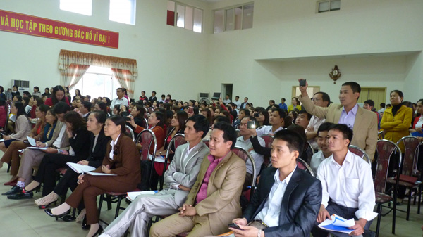 Các thầy cô giáo cổ vũ nhiệt tình cho bốn đội chơi.