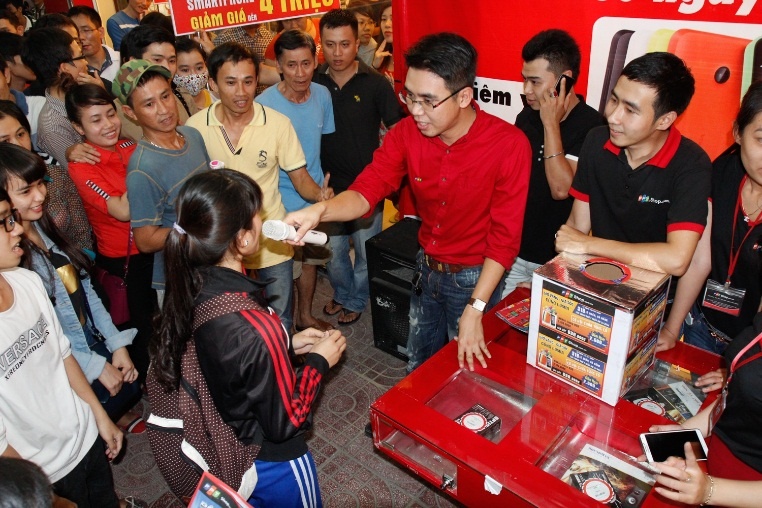 Tất cả những người có mặt tại các điểm bán đều hồi hộp chờ đợi tên mình được xướng lên.