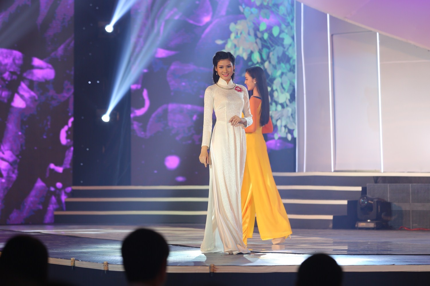   Trên sân khấu được lấy cảm hứng từ cảnh sông nước hữu tình, các cô gái diện trang phục áo dài truyền thống biểu diễn đầy tự tin. 