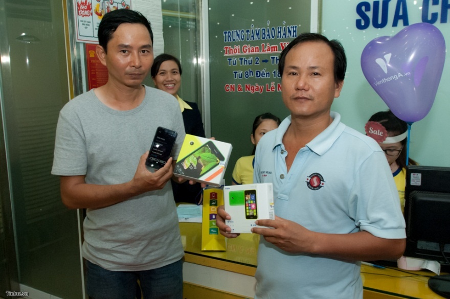 Nụ cười trên môi những khách hàng may mắn mua được Lumia 630 với giá sốc. (Ảnh: Tinhte)