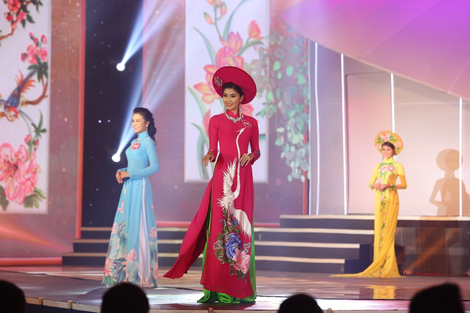   Ở họ vừa có vẻ đẹp đôn hậu, nền nã, vừa có sự lôi cuốn, dễ thương. 