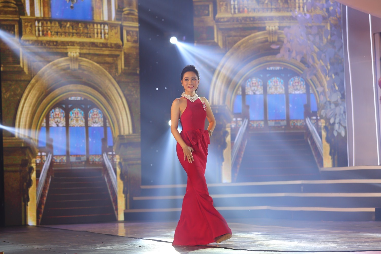  Nhan sắc mặn mà, kiều diễm của các thí sinh trong những trang phục của phần thi dạ hội.