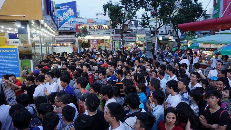 Nguoi dan chen lan san Lumia 630 gia 630.000 dong hinh anh