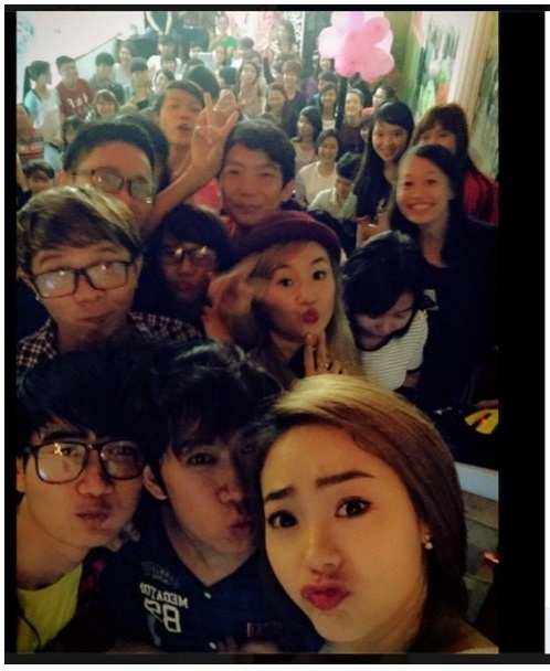 Minh Hằng hào hứng đọ tài wefie với gần 50 người hâm mộ.