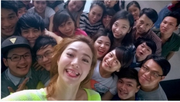Cô rủ 20 bạn trẻ tham gia một bức ảnh wefie khác cùng mình.