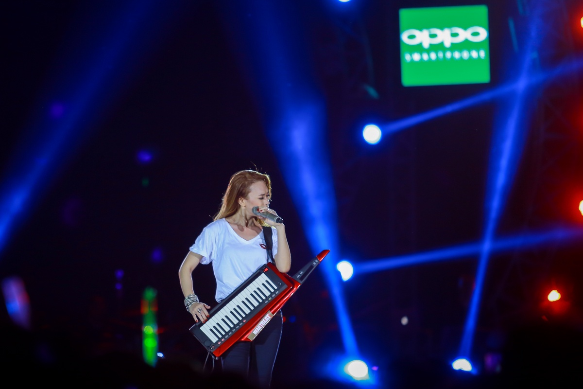 Mỹ Tâm thể hiện tài chơi nhạc cụ trong đêm nhạc.